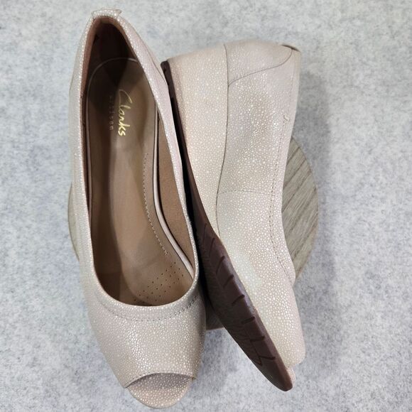🐢 Clarks Artesian Size 8 2" Wedge Tan - Picture 1 of 17